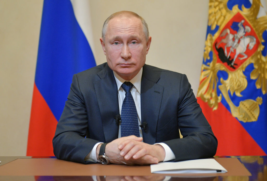 Putin warns the West with a strong response if it breaches Russia's "red lines"